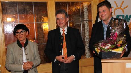 Gründungsmitglied Maria Lang mit dem Landtagsabgeordneten Florian Streibl (Mitte) und Ortsvorsitzendem Martin Artner. 	