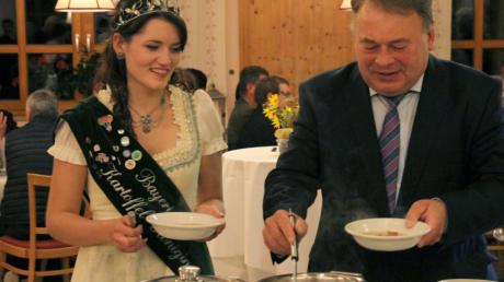 Staatsminister Helmut Brunner gönnte sich zuerst einmal einen Teller Kartoffelsuppe. Zusammen mit der Kartoffelkönigin Marina I. eröffnete er nicht nur das Buffet, sondern auch die diesjährigen Kartoffelwochen. 	