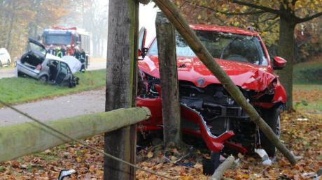 Glimpflich ist gestern ein Unfall bei Isenhofen ausgegangen. Der Geschädigte landete an einem Holzpfosten, die Unfallverursacherin im Grünstreifen. 