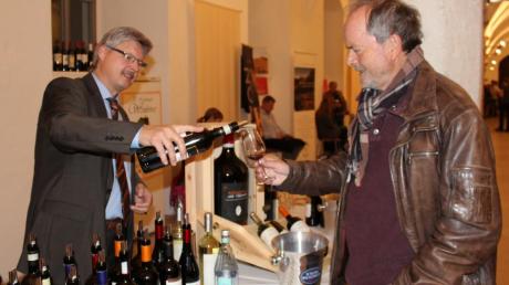 Die Weinbörse hat viele Stammgäste – so sie Ewald Schönwetter aus Eichstätt (rechts), der bei Georg Weingart einen Rotwein probiert.