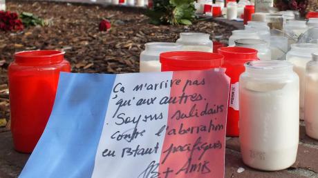 Überall – auch in Deutschland – gedenken die Menschen der Opfer der schrecklichen Terroranschläge am vergangenen Freitag, dem 13. Rot-Weiß-Blau – die Farben der französischen Flagge – werden dabei zu den dominierenden Farben. 