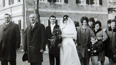 Die Hochzeitsgesellschaft vor 50 Jahren wurde von Christian Centmayer und Andreas Schweiger angeführt. 	 	