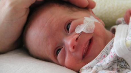 Ganze neun Wochen eher als geplant kam die kleine Luisa in den Kliniken St. Elisabeth zur Welt. In der Neonatologischen Intensivstation kümmert man sich um das Frühchen, das nicht vor dem ursprünglichen Geburtstermin nach Hause darf. 