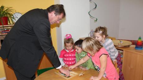 Oberbürgermeister Bernhard Gmehling besuchte gestern den Kindergarten in der Franziskanerstraße. Die Generalsanierung ist fast fertig. Endlich haben die Kinder mehr Platz. Sie spielen bereits in den neuen Räumen – und ließen den OB gleich mitmachen. 