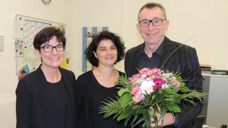 Lehrerin Marion Baierl (Mitte) wird für ihr Engagement belohnt. Es gratulieren: Konrektorin Eva Meier und Direktor Heribert Kaiser. 	