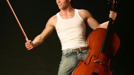 Der Jongleur Mr. Wow zeigt seine Kunst mit dem Cello. 	 	