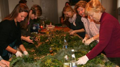 Viele fleißige Hände sind notwendig, um die zahlreichen grünen Adventskränze für den Grünen Basar des Weicheringer Frauenbundes zu fertigen.  	