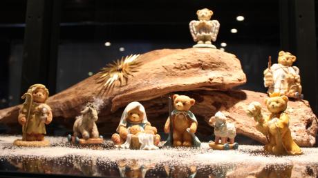 Eine besonders originelle Krippe ist mit kleinen Teddybären ausstaffiert, die die Heilige Familie, Hirten und Könige darstellen.