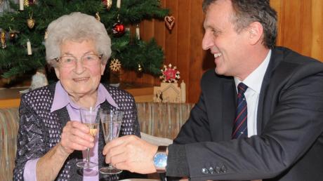 Bürgermeister Georg Hirschbeck stieß mit Resi Anspacher auf ihren 90. Geburtstag an und wünschte noch viele schöne Jahre.  	