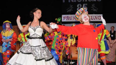 Glücksmomente für einen Clown: Prinzessin Melanie II. tanzte mit dem traurigen Trommelclown, hinter dessen Maske ihre Mutter Barbara Mörtel steckte.