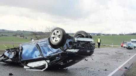 Völlig demoliert wurde ein Audi TT gestern bei einem Unfall bei Bergheim. Trotz mehrerer Überschläge wurde der Fahrer kaum verletzt. 	