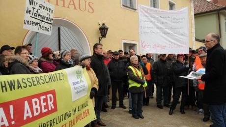 Die skeptischen Blicke gegenüber Christian Leeb (rechts), Amtsleiter des Wasserwirtschaftsamtes Ingolstadt, drückten das Misstrauen und die Ablehnung der Bürger und Anlieger gegen den geplanten Flutpolder Bertoldsheim aus. 