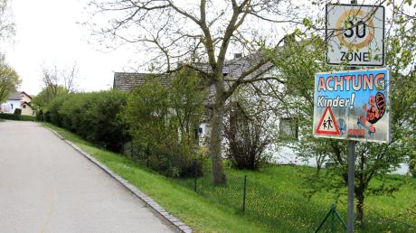 Schilder, wie hier in einem Wohngebiet in Bertoldsheim, helfen, die Geschwindigkeit von Autofahrern zu verlangsamen. Das betonte ein Verkehrsexperte im Rennertshofener Gemeinderat. Trotzdem sind viele Autofahrer zu schnell unterwegs, gerade auch in Siedlungen. Deshalb denkt die Marktgemeinde nun über eine Verkehrsüberwachung nach. 
