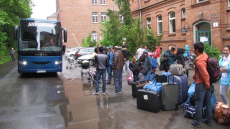 Drei Busse brachten die letzten Bewohner der Neuburger Noterstaufnahmeeinrichtung nach Garmisch. 