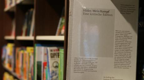 Auch in Neuburger Buchhandlungen steht die Edition von „Mein Kampf“. 	