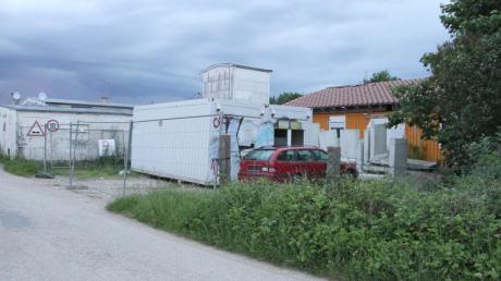 Für manchen Gemeinderat ein Schandfleck: Die sechs Container mit Dach und dem orangen Anstrich stehen dort schon seit mehreren Jahren. 	