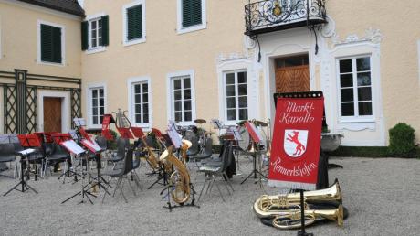 Der Innenhof von Schloss Stepperg wird am Freitag, 1. Juli, für die Marktkapelle und das Salonorchester Cassablanka zum Konzertsaal.  	