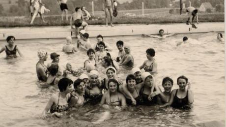 Diese Damen haben es sich an einem heißen Sommertag um das Jahr 1962 gut gehen lassen. 