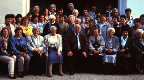 Gemeinsame Ausflüge gehören schon immer zum Jahresprogramm des Frauenbundes, so wie 1997 der Ausflug nach Maria Beinberg. Vorne in der Mitte Präses Pfarrer Ludwig Eberle.  	