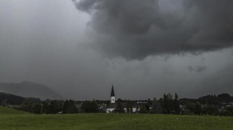 Bedrohlich nähert sich eine Gewitterfront dieser Ortschaft. Dass der Gemeinde ein Unwetter droht, sagt der Deutsche Wetterdienst mittlerweile voraus. Wie heftig es letztlich ausfällt, kann aber nicht vorhergesagt werden. 