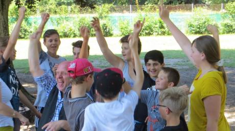Sichtlich Freude hatten die Ganztagesschüler beim Straßentheater-Workshop mit Sepp Egerer. 	