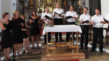 Der Chor Capella Nova trat am Sonntag bei den Kleinen Konzerten in der Studienkirche in Neuburg auf. Das Publikum hörte begeistert zu. 	