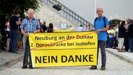 Knapp 80 Demonstranten machten vor der Stadtratssitzung am Karlsplatz deutlich, dass sie nicht mit der Brücken-Koalition einer Meinung sind. Sie wollen keine zweite Donau-Brücke bei Joshofen. 