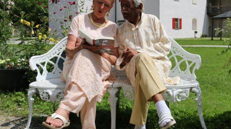 Das Ehepaar Patel wohnt im schönen Schloss Grünau in Neuburg. Hier blättern sie gerade in „Vom Vergnügen anders zu sein“.
