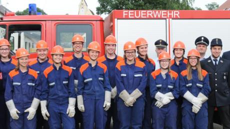 Zwölf Feuerwehranwärter der Feuerwehr Bertoldsheim waren bei der Prüfung erfolgreich. Mit im Bild das Prüferteam, die Kommandanten und die Vertreter der Gemeinde mit Bürgermeister Georg Hirschbeck (rechts) und Gemeinderat Alexander Weigl (links). 	