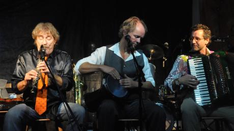Die drei Instrumentalisten und Sänger Martin Deubel, Andy Arnold und Johann Bengen (von links) beherrschen ihre Instrumente und noch viel mehr.