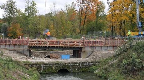 Der Neubau der Brücke an der Staustufe Bittenbrunn soll bis Ende des Jahres fertig sein. Die Maßnahme dort war notwendig, da der Durchlass der alten Brücke zu klein dimensioniert war. 