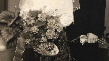 Zwischen diesen beiden Bildern liegen 60 Jahre: Rudolf und Marianne Lichtblau bei ihrer Hochzeit 1956 und heute zusammen mit Enkelin Arina. 	