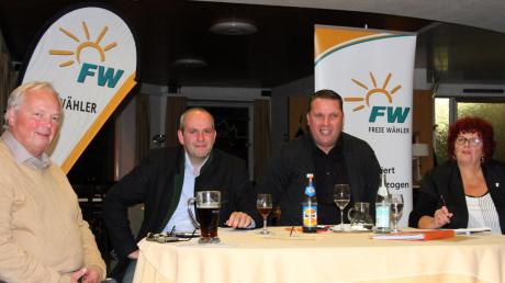 Roland Harsch (Zweiter von rechts) war vier Jahre Vorsitzender der Freien Wähler Neuburg. Nun übernimmt Florian Herold (Zweiter von links) das Amt. Als Stellvertreter stehen ihm Sissy Schafferhans (rechts) und Bernhard Pfahler (links) zur Seite. 