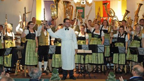 Die Blaskapelle Karlshuld begeisterte beim Jahreskonzert. Am Ende gab es Lieder von Udo Jürgens zu hören – mit Christian Mattes im Bademantel. 	