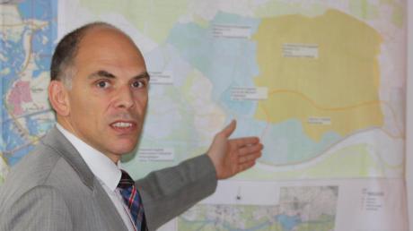 Christian Leeb, Leiter des Wasserwirtschaftsamtes, vor einer Karte des potenziellen Poldergebietes an der Landkreisgrenze. 