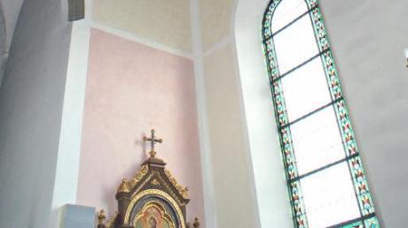 Über dem Josefs-Altar sind Farbmuster angebracht worden, damit sich die Kirchenbesucher ein Bild von der künftigen Innenraumgestaltung ihrer Kirche machen können. 