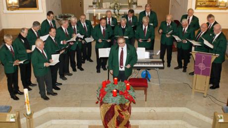 Ein gut aufgelegter Männergesangverein „Harmonie“ sang unter der Leitung von Andreas Strahl (Mitte) in der Christuskirche Lieder zur Advents- und Weihnachtszeit.