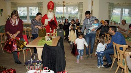 Da strahlten die Kinderaugen, als ihnen der Nikolaus die vom Helferkreis besorgten Geschenke überreichte. 	