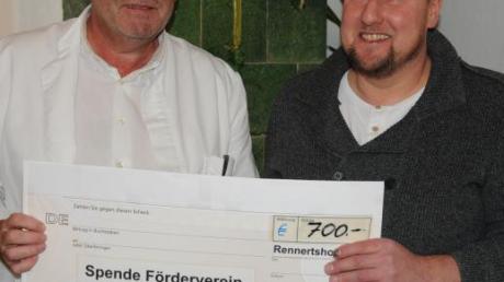Andreas Leinfelder (rechts) übergab an Lutz Mayer einen symbolischen Scheck über 700 Euro.  	