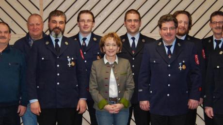 Die Führungsriege der Stepperger Feuerwehr samt Ehrenmitglieder sowie der 3. Bürgermeisterin Ulrike Polleichtner (Mitte) im Gruppenbild.  	