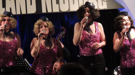 Ob als Stewardessen, im Show-Girl-Outfit oder in langer Abendrobe: Die Funny Valentines begeisterten bei ihrem Auftritt im Birdland Jazzclub jedenfalls nicht allein durch ihren Gesang. 	 	