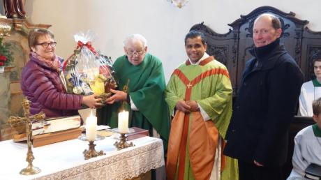 Monsignore Otto Maurer (2. von links) feierte in Ammerfeld seinen 90. Geburtstag. Pfarrgemeinderatsvorsitzende Barbara Michalka, Pfarrer Tison Pattarumadathil und Kirchenpfleger Alfred Friedl (v.l.) gratulierten dem Jubilar.  	