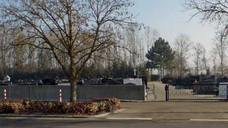 Die Mauer am Friedhof an der Pfaffenhofener Straße soll optisch aufgewertet werden.