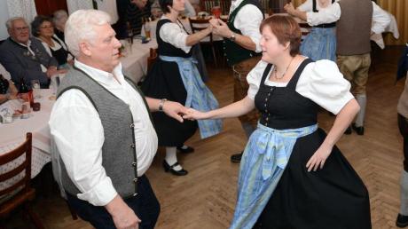 Beim Vereinsabend tanzen die Donautaler traditionelle Tänze.