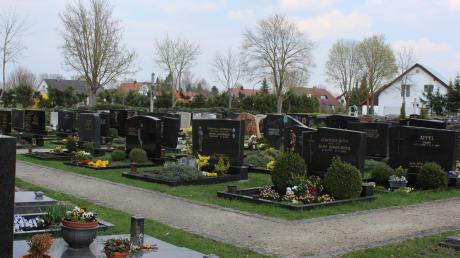 Auf den Friedhöfen in Weichering (Foto) und Lichtenau wird es bald neben konventionellen Gräbern auch jeweils zehn Urnenplätze geben.  	