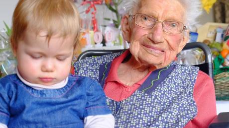 Barbara Ruisinger, hier mit ihrer Urenkelin Sarah, ist mit ihren 100 Jahren die älteste Bürgerin von Baar. 