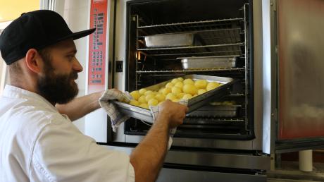Die Kartoffeln, die der Koch hier gerade zubereitet, sind von Natur aus glutenfrei.