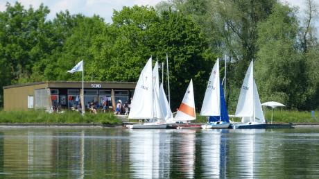 Idyllisch am Flussufer gelegen bietet das Vereinsheim des Neuburger Segelclubs am Donaustausee in Bertoldsheim die ideale Heimat für die Vereinsmitglieder. Die Boote, die an den Bojen hängen, werden aber immer weniger.