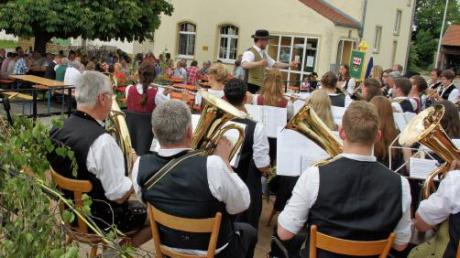 Bayerisch-böhmische Klänge der Unterviertlmusi und Volksmusik erfreuten die Besucher beim Blaskapellen-Open-Air am Theresienbau. 	