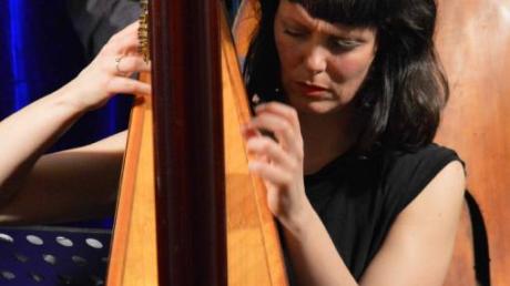 Kathrin Pechlof spielte die Harfe mit inniger Empathie und Konzentration. 	